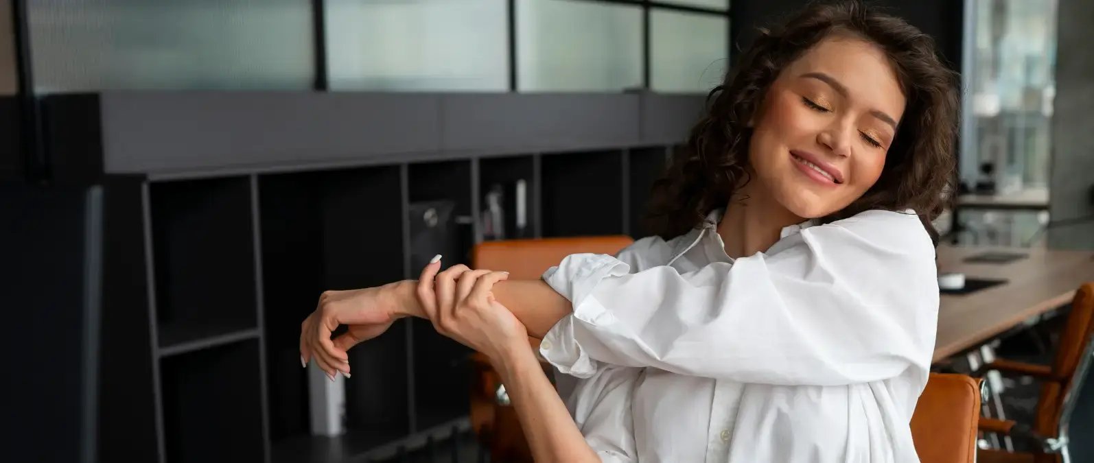 Mujer tomando un microdescanso para estirarse y aumentar la productividad en el trabajo