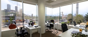 Vista desde el centro IZA Miravalle en Monterrey Ventajas de tener una oficina equipada