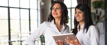 Mujeres emprendedoras con una tablet en una oficina