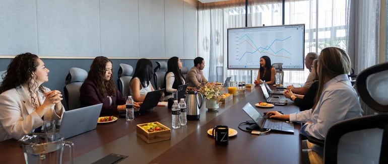 Junta de negocios donde se ponen en practica los componentes clave de la inteligencia emocional