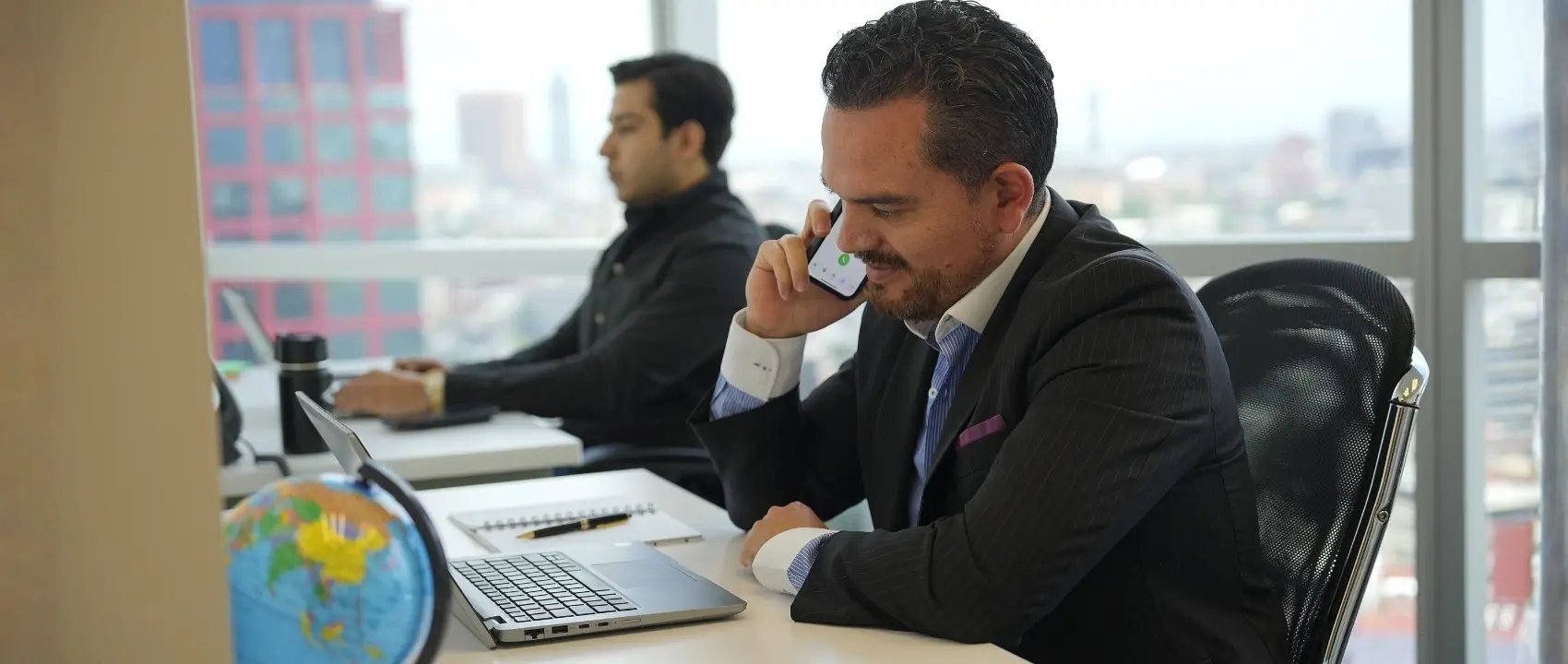 IZA Reforma180 CDMX hombre haciendo networking internacional