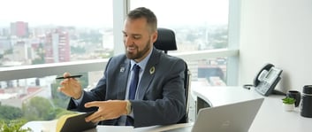 Colaborador feliz trabajando en IZA Reforma 180 CDMX luego de gestionar sus niveles de estrés