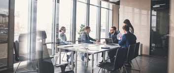 personas trabajando en una sala de juntas