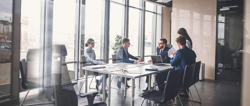 personas trabajando en una sala de juntas