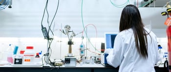 Mujer utilizando su pensamiento lateral en su trabajo