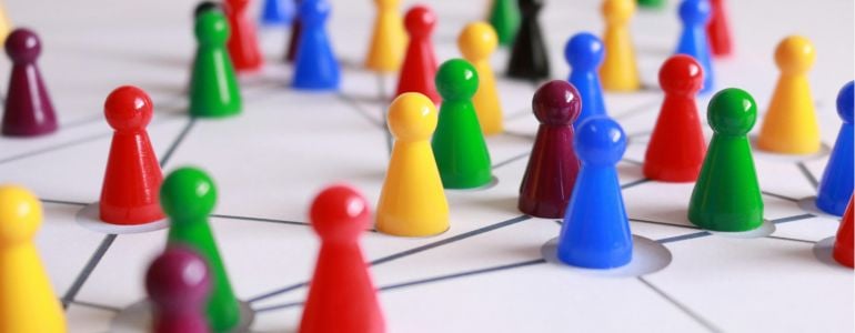 Figuras de colores representando el networking y la colaboración empresarial