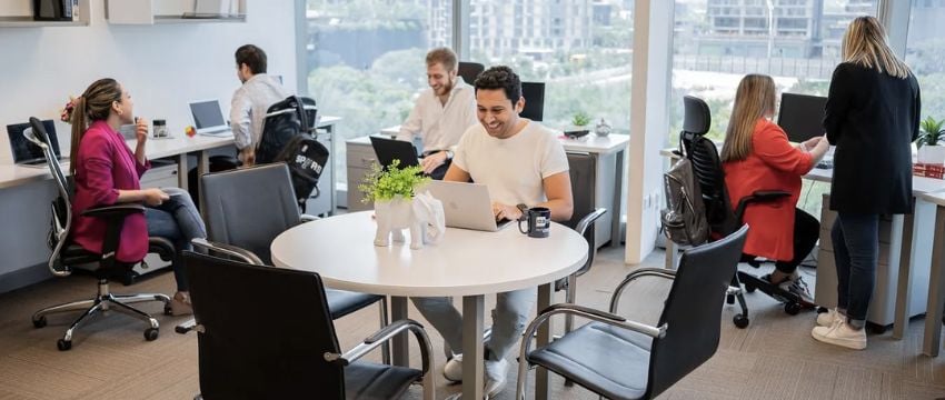 Trabajadores felices en espacios interactivos de una empresa