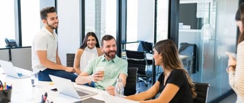 Espacio laboral de coworking con sillas y escritorios compartidos, mostrando algunas ventajas de por qué rentar una oficina