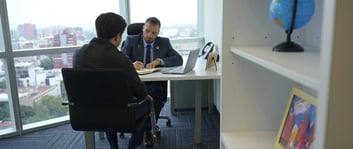 Licenciados trabajando en un centro de negocios global en IZA Reforma 180