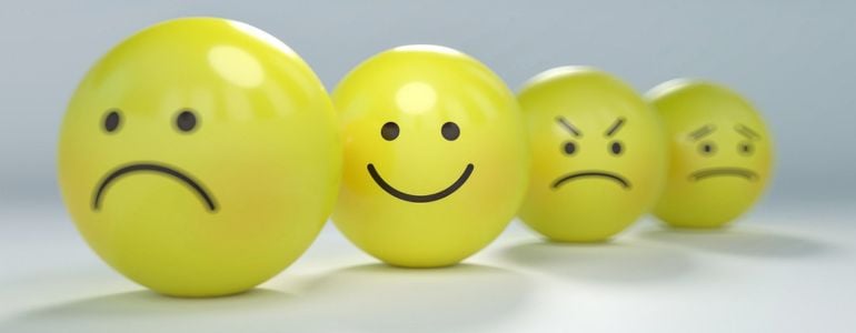 Emojis mostrando caras con distintas emociones causadas por la positividad tóxica