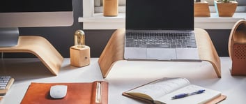 Escritorio de oficina mostrando cómo es el modelo flextime office