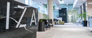 Entrada de IZA en una de las mejores oficinas de México en Calzada San Pedro 