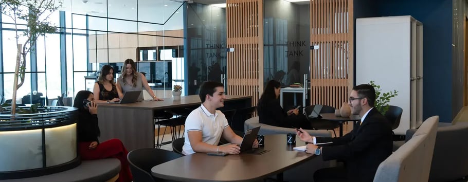 Colaboradores en cowork de IZA en Urban Center GDL WH