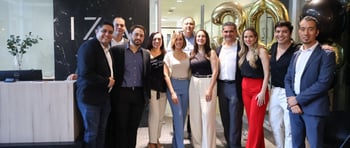 Equipo de IZA en su evento para celebrar el aniversario 30 