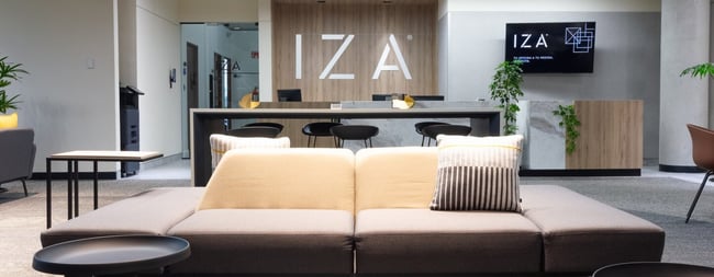 Oficina inteligente para coworking y sala lounge de IZA Office Club 