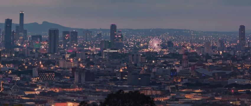 Vista de edificios en alusión a la ventaja de rentar una oficina en Puebla