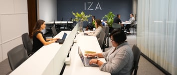 personas trabajando en una oficina de IZA Business Centers