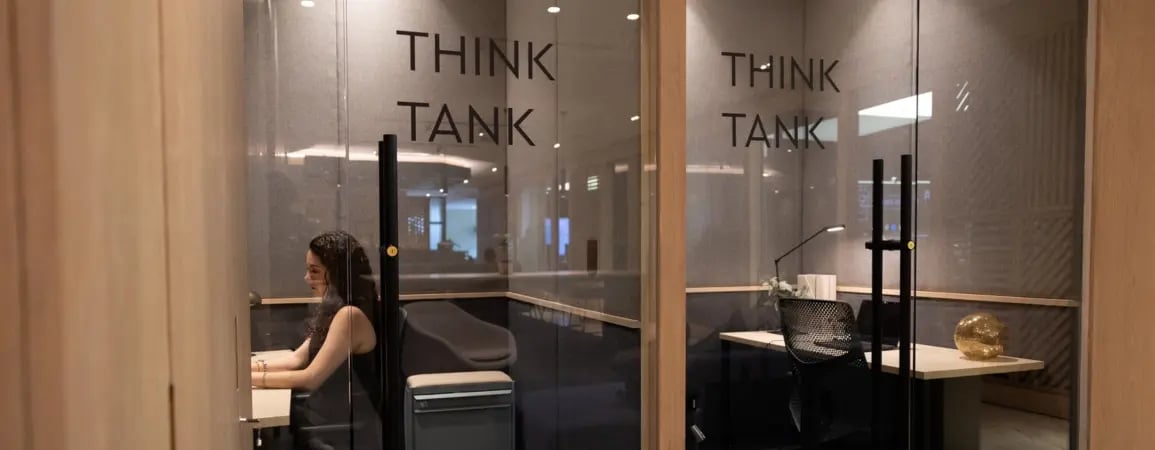 Una mujer trabajando en la oficina privada Think Tank en Torre Diana Ciudad de México