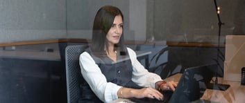 Una mujer trabajando en la oficina privada Think Tank en Torre Diana Ciudad de México
