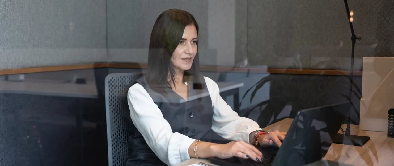 Una mujer trabajando en la oficina privada Think Tank en Torre Diana Ciudad de México