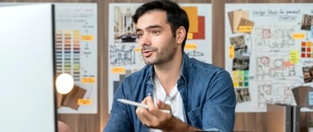 Emprendedor en videollamada explicando los tipos de modelos de negocio