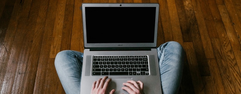 Laptop donde se leen tips de marketing y ventas para pymes