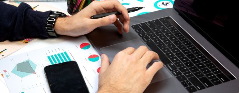 Persona usando una laptop con herramientas para aumentar su productividad en el trabajo