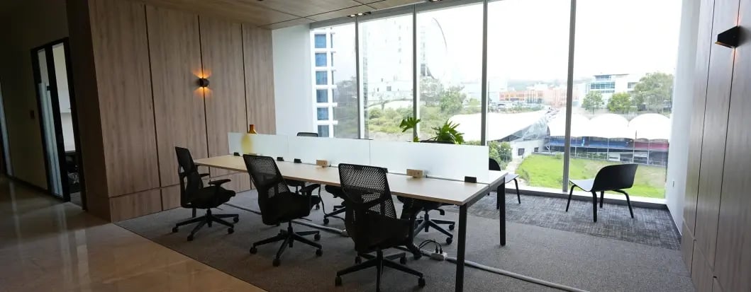 Espacio de trabajo con ventanas amplias en centro de negocios IZA Park Plaza 