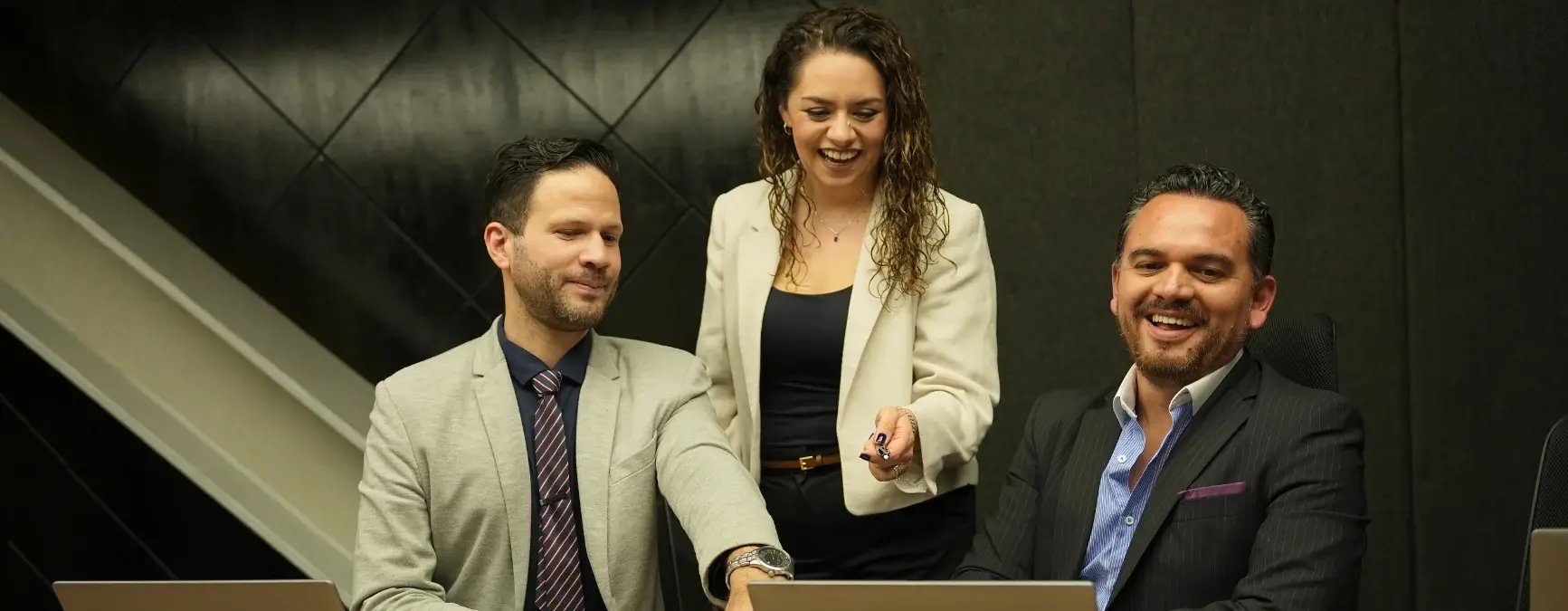 Colaboradores viviendo el wellness empresarial en sala de juntas de IZA Reforma de CDMX