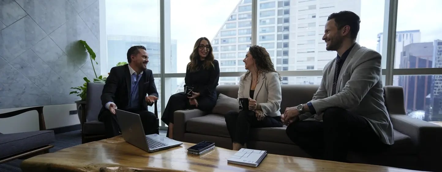 Colaboradores en IZA Reforma conviviendo felices por el wellness empresarial