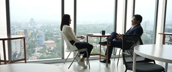 Dos colaboradores viviendo el wellness empresarial cerca de un portal de San Angel WH