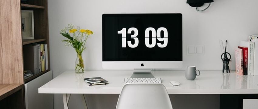 Escritorio con computadora Mac mostrando la cultura de la innovación empresarial