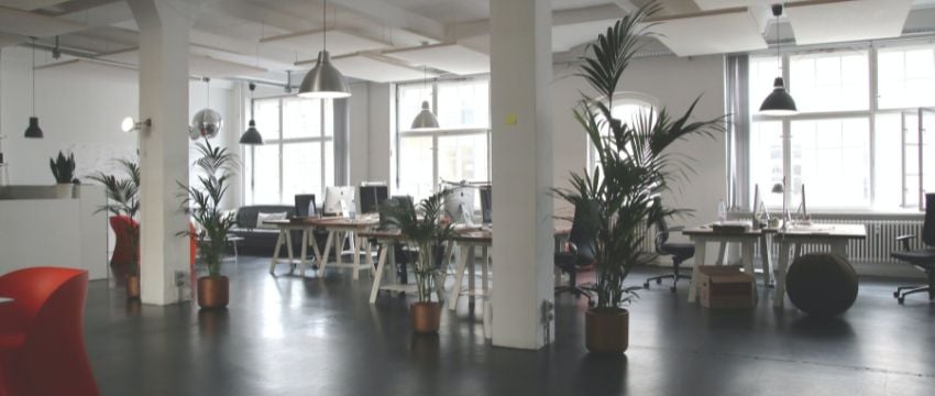 Imagen de un espacio de trabajo limpio que invita a la productividad laboral