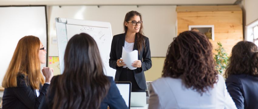 Mujer aplicando el liderazgo laissez faire en su equipo de trabajo
