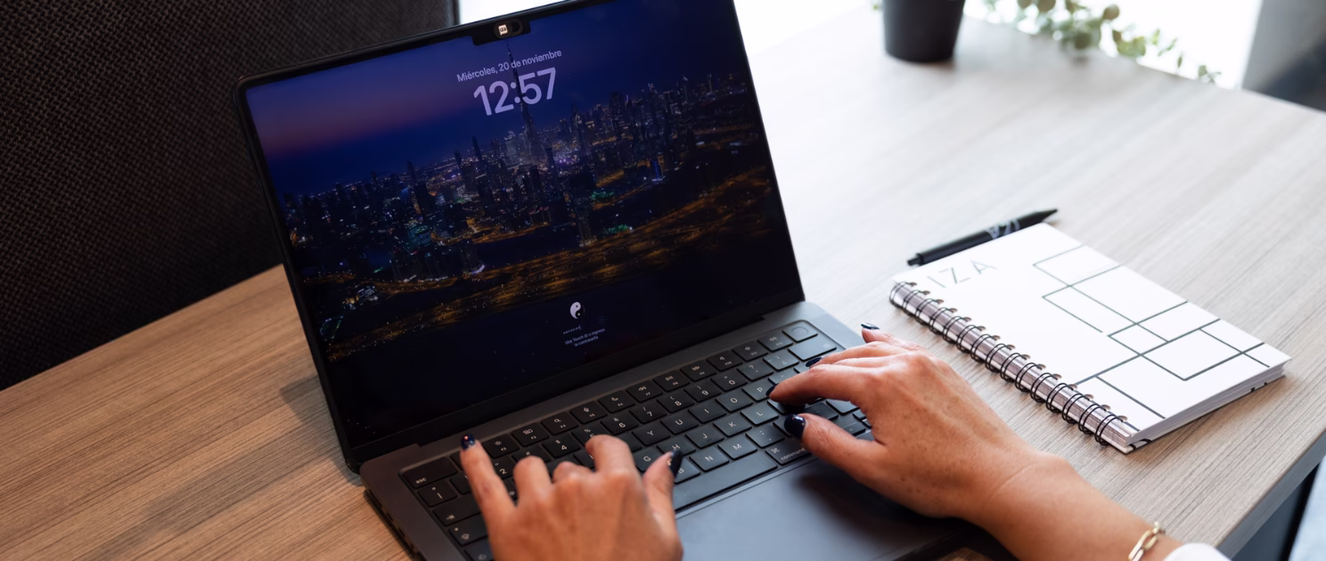 Persona escribiendo en una laptop en IZA Torre Diana de CDMX